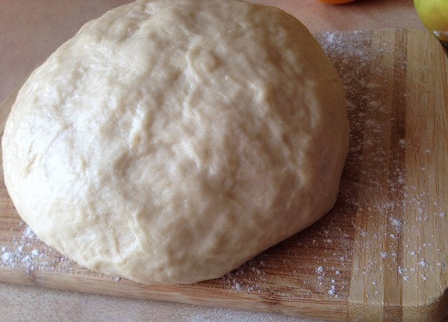 1. Этап. Тесто для сладких пирожков: Тесто обминаем, можно делать пирожки. Готовые пирожки должны постоять минут 15, а затем можно печь.