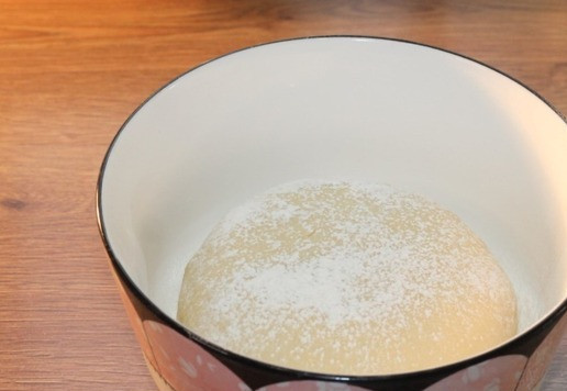 1. Этап. Пирожки «Придорожные»: 9. Слегка припыляем миску и тесто мукой (это дополнительная мука) и закрываем пленкой. Оставляем миску с теплом месте на 1-1,5 часа или до увеличения теста в 2,5 раза.