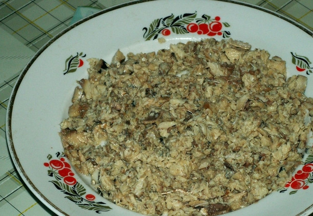 1. Этап. Салат с рыбными консервами: Заранее отварите морковь. Сливаем масло с консервы. Перекладываем рыбу на широкое блюдо и разминаем вилкой.