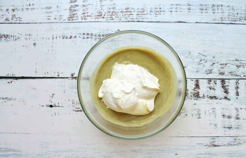 1. Этап. Сливочное мороженое с авокадо: Холодные сливки взбейте до пышной массы и добавьте в чашу с авокадо со сгущенкой. Аккуратно перемешайте массу до однородности.