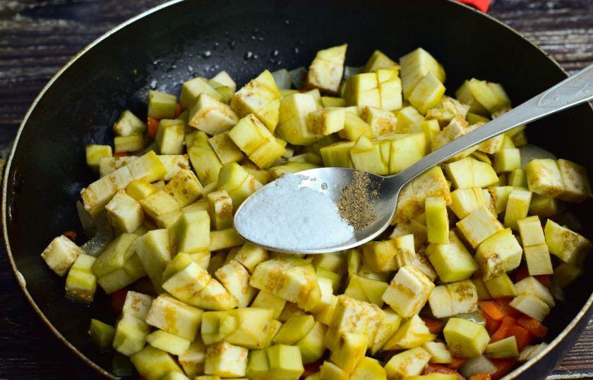 1. Этап. Баклажанная икра как магазинная: Затем выложите нарезанные баклажаны. Добавьте соль и черный молотый перец.