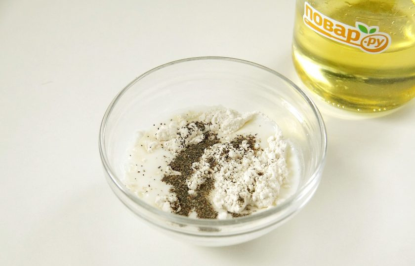 1. Этап. Язык под шубой: Соедините муку со сливками, добавьте перец и соль.