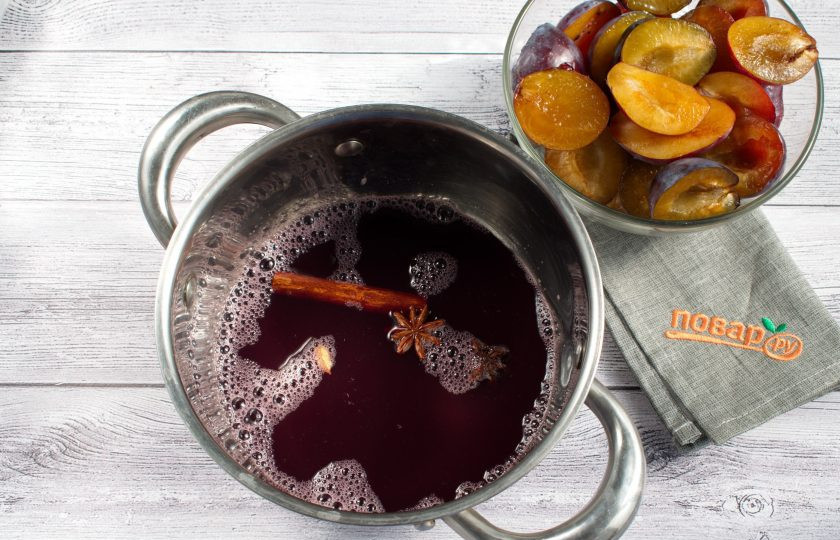 1. Этап. Желе из запеченных в вине слив на зиму: Вино влейте в кастрюльку или сотейник. Добавьте сахар, корицу, бадьян и кардамон. Доведите до кипения, снимите с огня. Сливы разрежьте на половинки, косточки удалите. Агар-агар замочите в горячей воде на 5 минут.