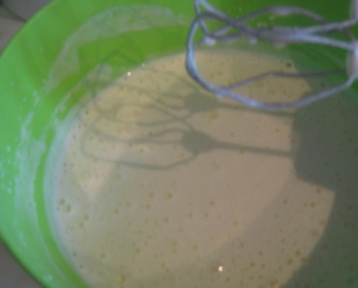 1. Этап. Шарлотка со сметаной: 1. Разбейте яйца и положите их в глубокую миску. Добавьте сахар. Хорошо взбейте в крутую пену все ингредиенты при помощи миксера.