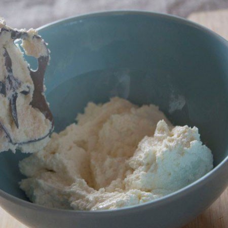 Curd marshmallows 1. Stage. Curd marshmallows: Beat cottage cheese with a blender with powdered sugar. Pour gelatin with water.